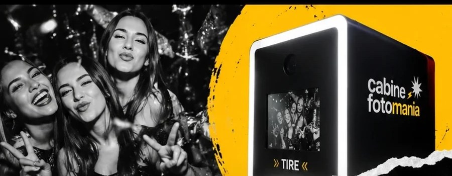 Cabine Fotomania em uma festa, com convidadas sorrindo ao lado do equipamento