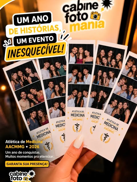 Convidados segurando tiras de fotos no evento da Atlética de Medicina