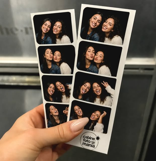 Amigas sorrindo em tiras de fotos impressas pela Cabine Fotomania